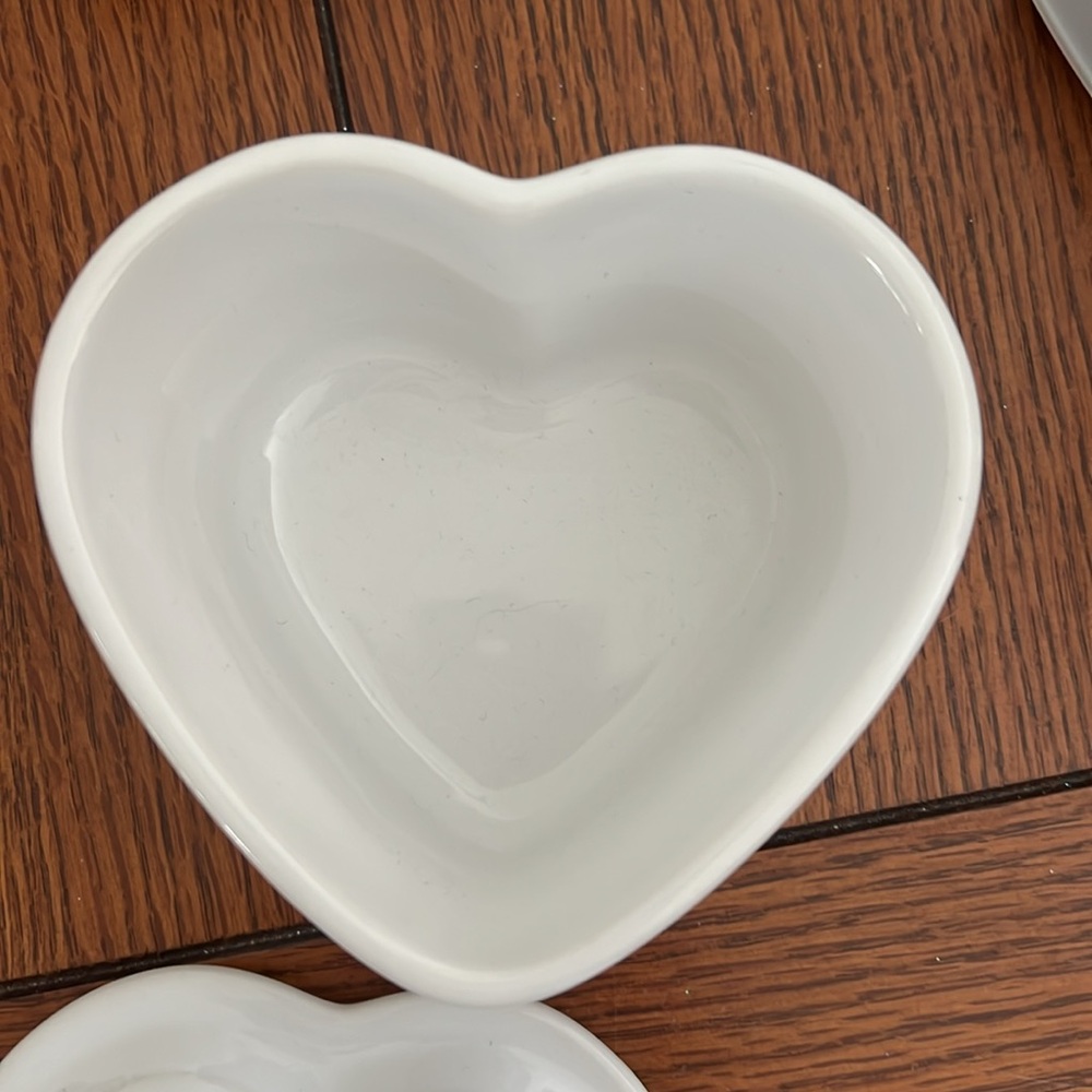 Le Creuset Heart Ramakin w/ Lid never used - Picture 2 of 5